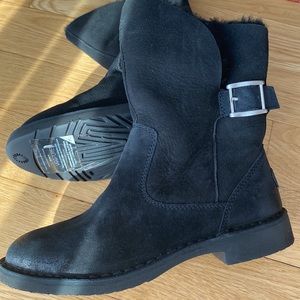 NWT Ugg leather shearling waterproof women Classic II short boots .High rated